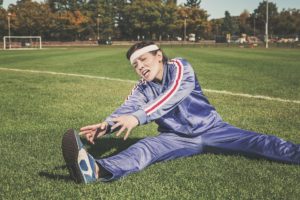 Femme en difficulté pour s'étirer